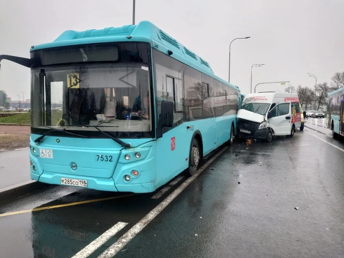 У водителя случился инсульт: на Пулковском шоссе столкнулись три автобуса - tvspb.ru