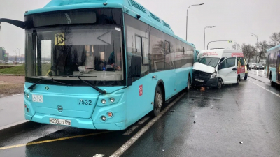У водителя случился инсульт: на Пулковском шоссе столкнулись три автобуса