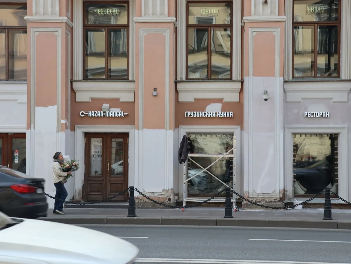 На Невском проспекте самовольно покрасили фасад дома Елисеевых - tvspb.ru