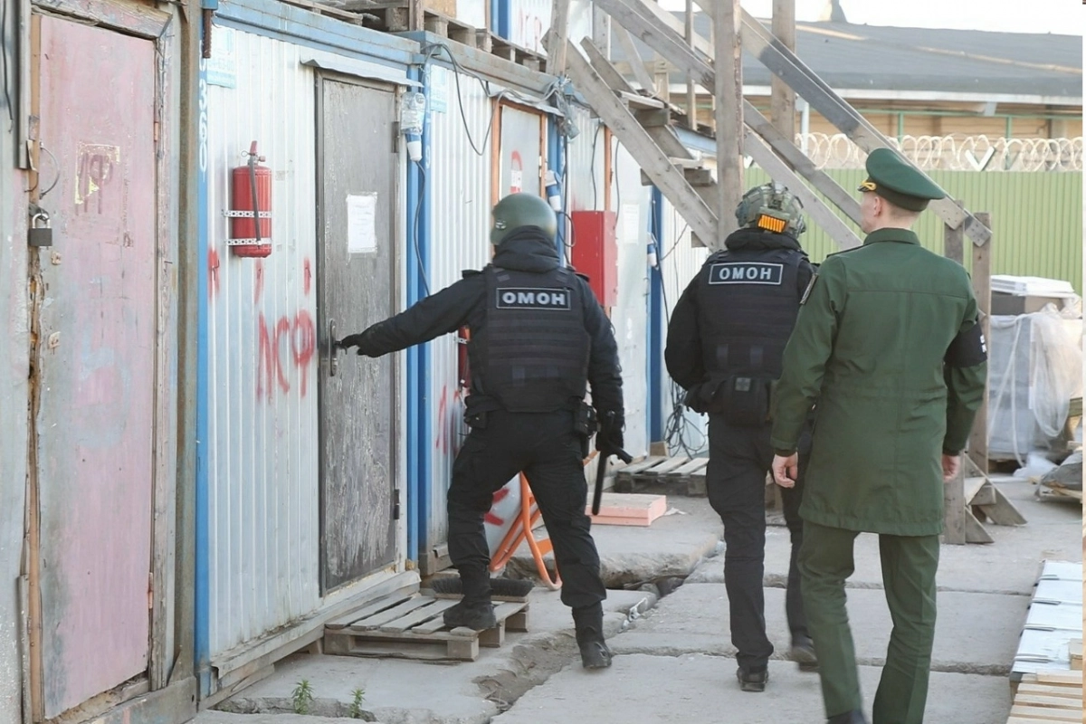 39 рабочих получили повестки: как прошел рейд на стройплощадке в Петербурге - tvspb.ru