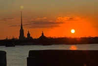 13 апреля в небе Петербурга разлился ярко-оранжевый закат