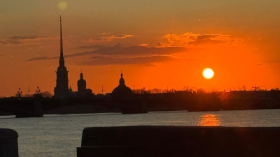 13 апреля в небе Петербурга разлился ярко-оранжевый закат