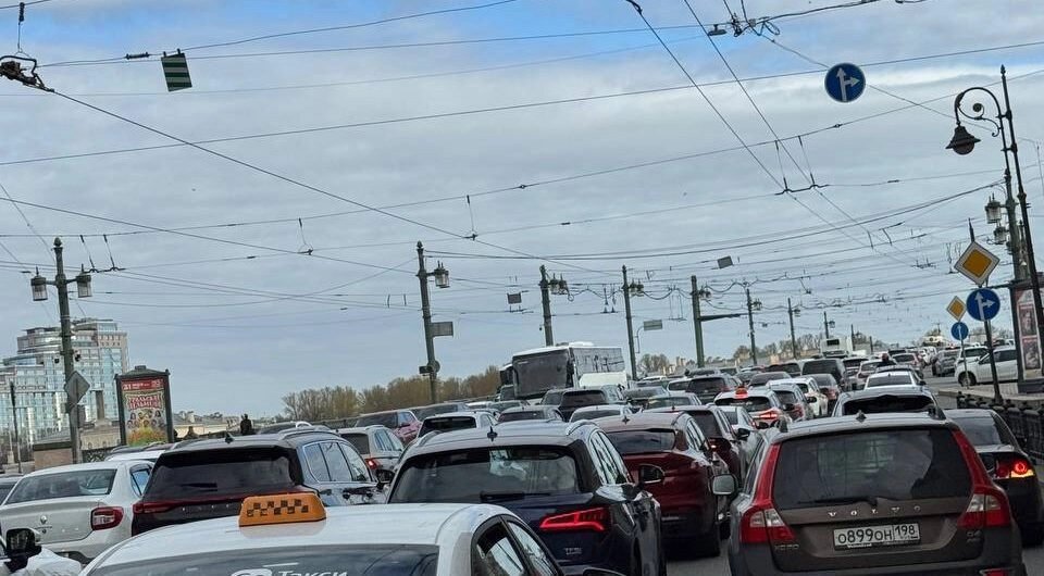 Пробки 9 баллов: Петербург встал перед длинными выходными - tvspb.ru