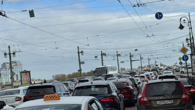Пробки 9 баллов: Петербург встал перед длинными выходными
