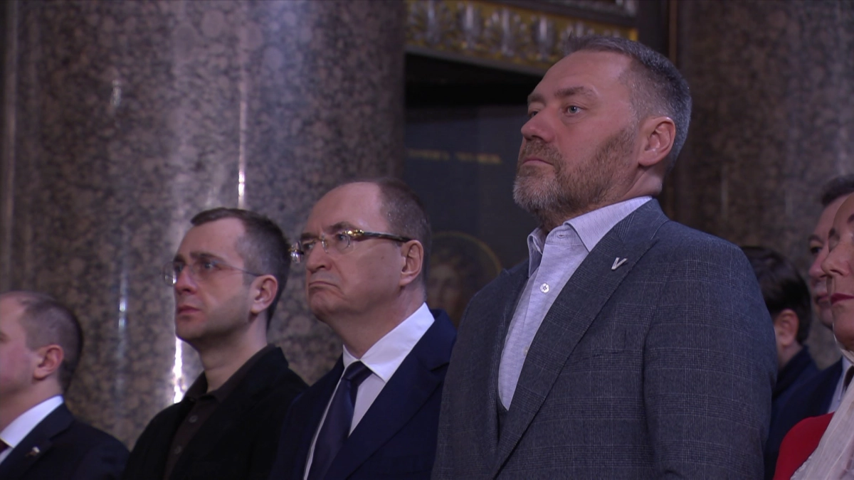 Александр Бельский и Борис Пиотровский посетили Пасхальное богослужение в Казанском соборе - tvspb.ru