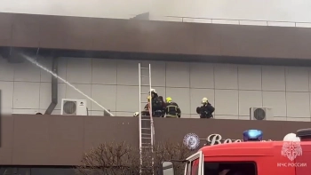 В подмосковном Домодедово тушат пожар в торговом центре: возгорание локализовано, эвакуировали 60 человек