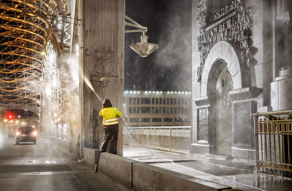 Александр Беглов: Теплая погода позволила Петербургу досрочно приступить к весенней очистке мостов и набережных - tvspb.ru