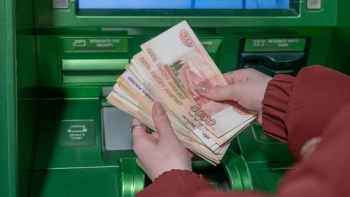 Россияне стали в два раза реже снимать деньги с банковских счетов