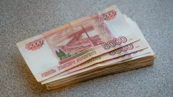 Петербурженка дала полицейскому 200 тыс. рублей, чтобы скрыть работающих мигрантов и теперь выплатит штраф в 1,4 млн рублей