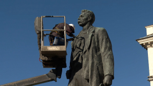 Душ для классика: сегодня утром началась помывка памятнику Максиму Горькому