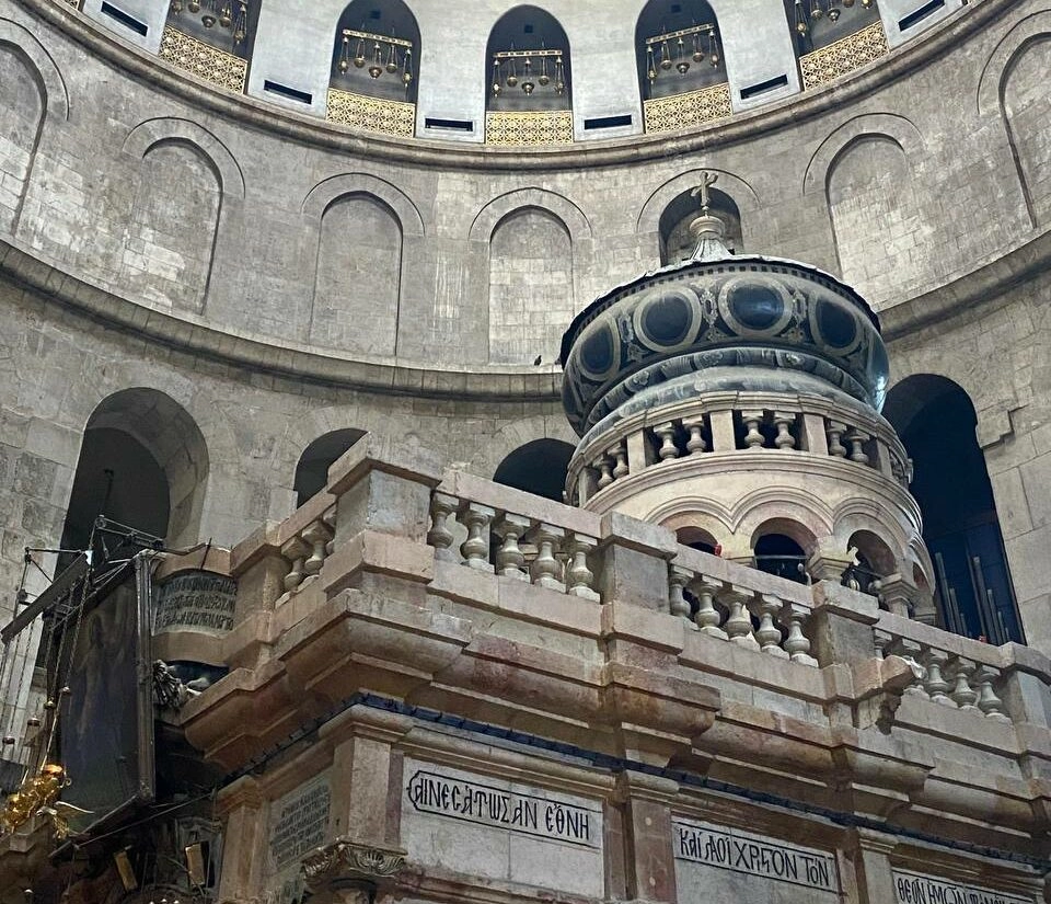 Благодатный огонь сошел в храме Гроба Господня в Иерусалиме - tvspb.ru