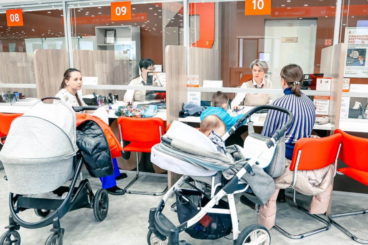 Александр Беглов: МФЦ Петербурга начинают оформлять электронный дубликат удостоверения многодетных семей - tvspb.ru