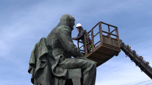 Проверка перед купанием: памятник Грибоедову у ТЮЗа обследуют перед традиционной весенней помывкой