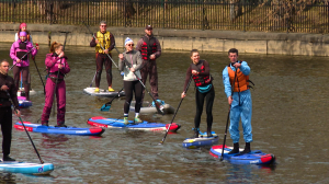 По рекам и каналам на доске с веслом. В Петербурге открылся сапсезон