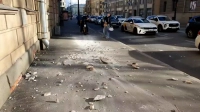 С фасада дома Агафонова на Каменноостровском проспекте обрушились фрагменты штукатурки