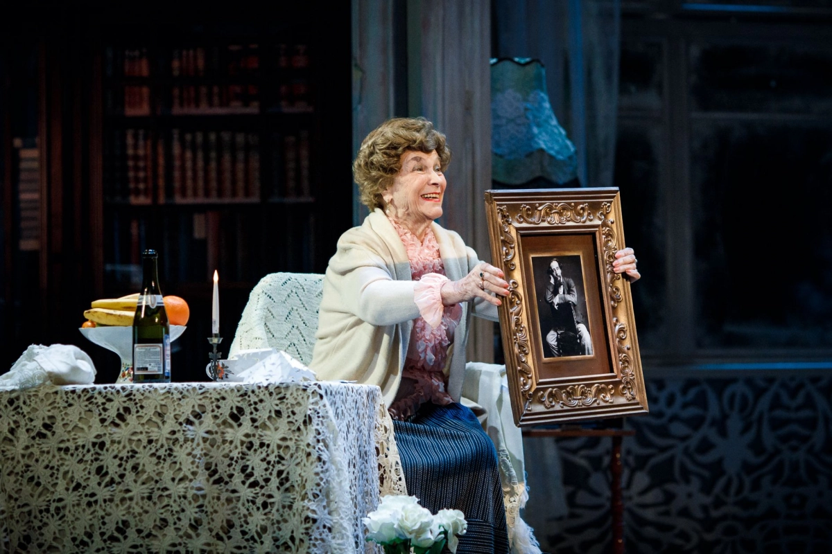 Спектакль «Семья в подарок» впервые сыграют с переводом на русский жестовый язык - tvspb.ru