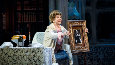 Спектакль «Семья в подарок» впервые сыграют с переводом на русский жестовый язык