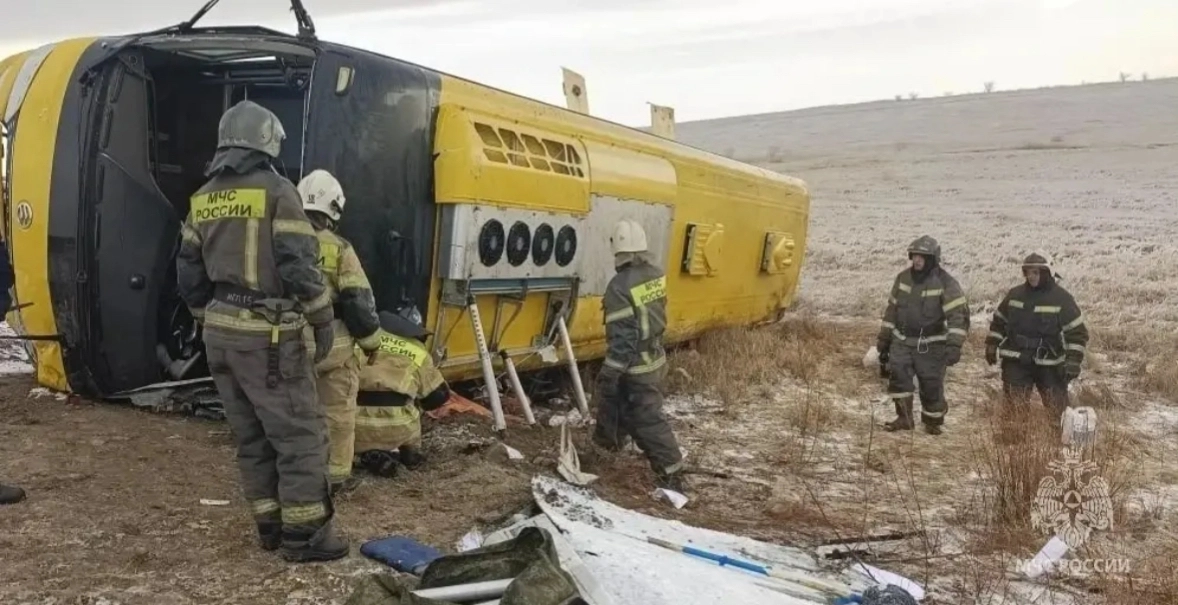 2 погибли, 14 пострадали: в Забайкалье автобус перевернулся на трассе - tvspb.ru