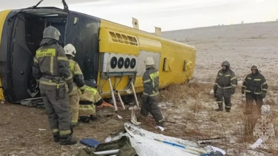 2 погибли, 14 пострадали: в Забайкалье автобус перевернулся на трассе