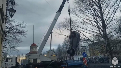 ГУ МЧС показало, как из Обводного канала в Кронштадте доставали BMW