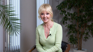 О любимых песнях, о том, как найти в себе силы, чтобы зарядить зал на концерте и петербургской публике рассказала народная артистка России Валерия