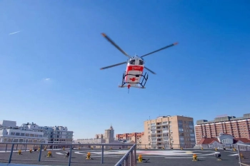 Пострадавшего в массовом ДТП в Москве доставили в больницу на вертолете
