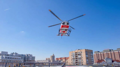 Пострадавшего в массовом ДТП в Москве доставили в больницу на вертолете