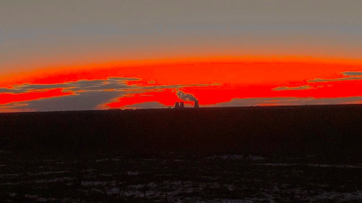Небо над Петербургом вспыхнуло: город проводил день ярким закатом