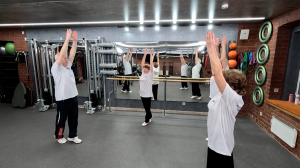 Зарядка для людей «серебряного» возраста. Упражнения на вестибулярную устойчивость и укрепление кистей рук