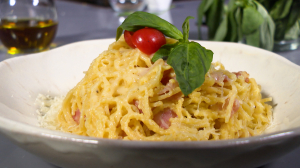 Паста карбонара по классическому рецепту. Какие макароны для неё лучше выбрать и стоит ли добавлять сливки?