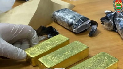 Житель Амурской области отправил посылкой три слитка золота на 54 млн рублей: его задержали