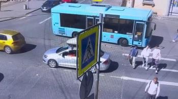 В Петербурге автобус врезался в стену дома: пострадала пожилая женщина