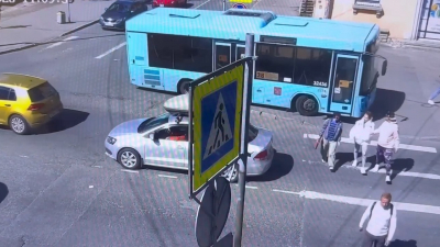 В Петербурге автобус врезался в стену дома: пострадала пожилая женщина