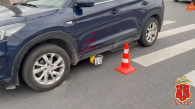 На Бухарестской автомобиль сбил девушку на электросамокате