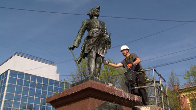 Душ для императора: памятник Петру I отмыли и покрыли воском