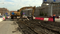 Подготовка к ремонту: на мосту Александра Невского начали ломать асфальт под грохот тысяч машин
