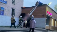 В Сосновом Бору мужчина пострадал, выпрыгнув из окна горящей квартиры