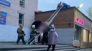 В Сосновом Бору мужчина пострадал, выпрыгнув из окна горящей квартиры