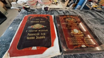 На Невском проспекте отреставрируют исторические таблички медалистов «Петришуле»