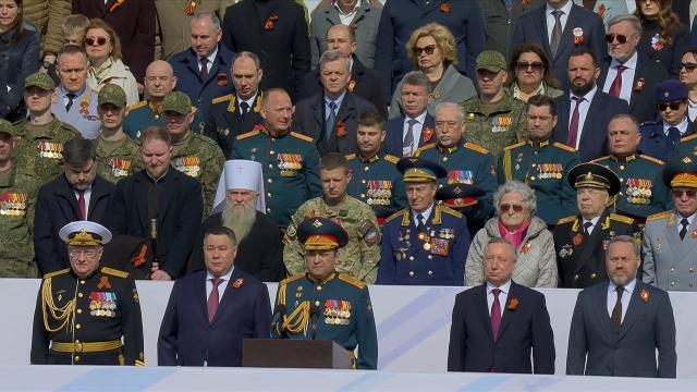 Память погибших солдат почтили минутой молчания на Дворцовой площади - tvspb.ru