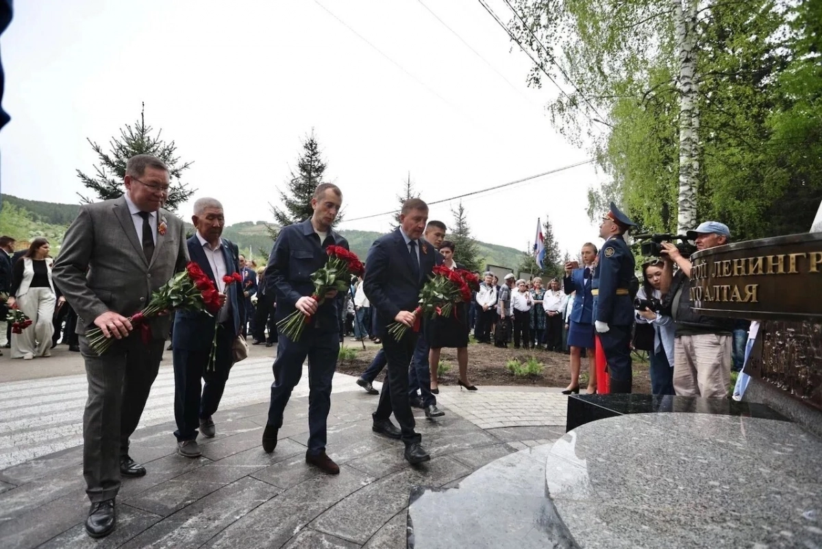 Борис Пиотровский открыл памятник в Горно-Алтайске в честь 81-й годовщины Победы - tvspb.ru