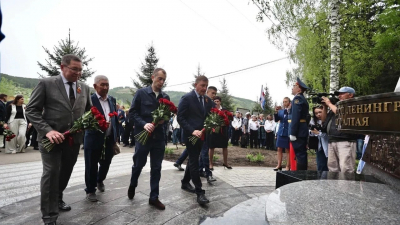 Борис Пиотровский открыл памятник в Горно-Алтайске в честь 81-й годовщины Победы