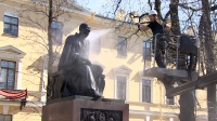 400 литров воды для поэта: в Петербурге после зимы отмыли памятник Лермонтову