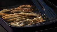 Жарят, варят, добавляют в шоколад: какую корюшку подают гостям праздника у Петропавловской крепости
