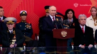 Владимир Путин поздравил россиян с Днём Победы с трибуны Красной площади