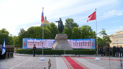 На Сенатской площади установили большой экран, где показывают ролики, посвященные выдающимся людям искусства