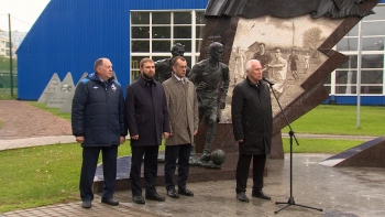 У мемориала на Крестовском острове, посвященного участникам блокадного матча, прошел торжественный митинг
