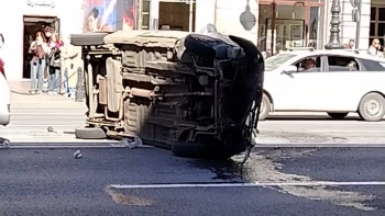 На Невском проспекте опрокинулась машина