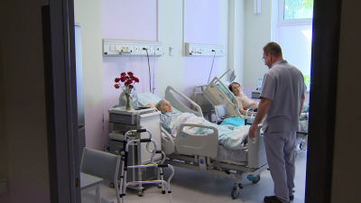 Смогла встать на ноги на следующий день: в Мариинской больнице прооперировали 95-летнюю пациентку