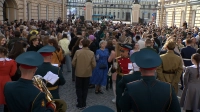 Назад в 40-е: дворы Капеллы в Петербурге превратились в танцевальную площадку